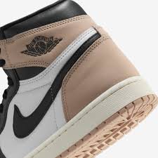 AIR JORDAN RETRO 1 HIGH - image 2
